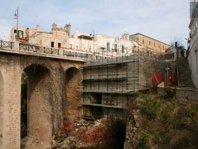 Percorriamo dunque questa discesa che costeggia un antiestetico �cubo� in cemento ancora in edificazione destinato a deviare la rete fognaria
